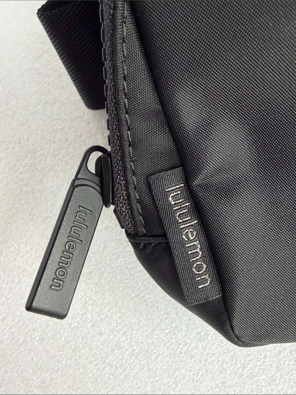 🆕 LULULEMON Everywhere Belt Bag Miami Black NWT - Picture 4 of 13